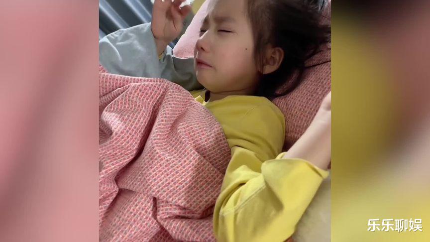 女孩向妈妈求助“换爸爸”,张字难写想姓王,妈妈:我跟你爸商量