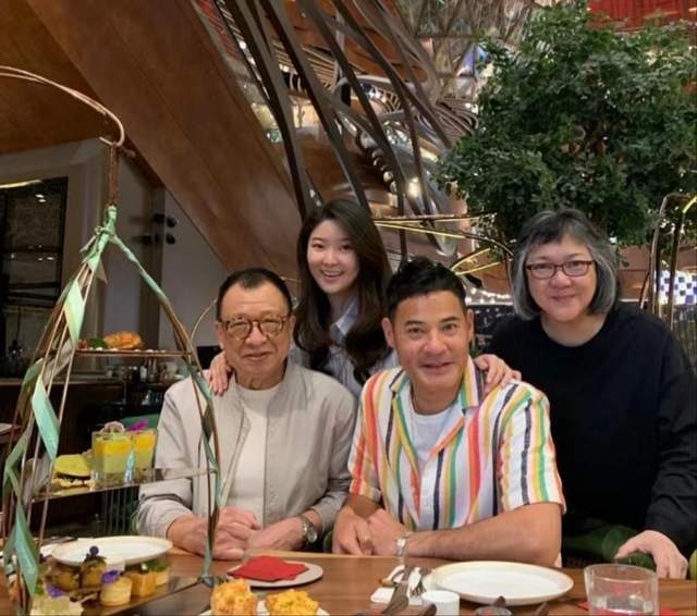 许绍雄|许绍雄一家移民新加坡,现已回国宣布卖蛋糕,众星现身支持太热闹