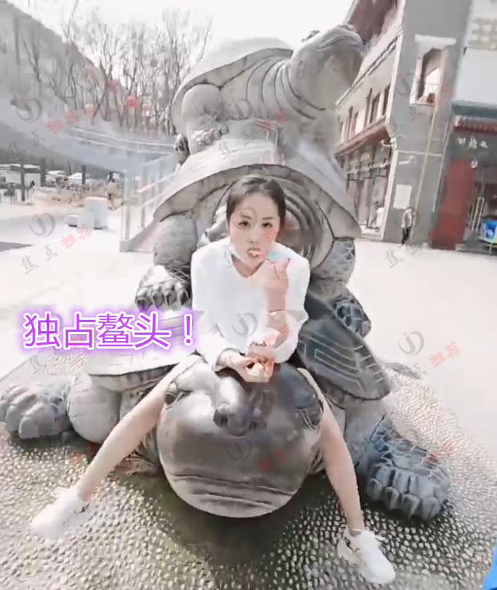 苏州|年轻女子骑在石龟雕像上拍照，网友：小姐姐真会玩，选个最大的