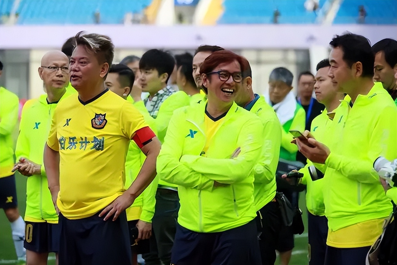 谭咏麟|72岁谭咏麟穿球服与一众港星踢球,李克勤发文称赞:一晚射进三球