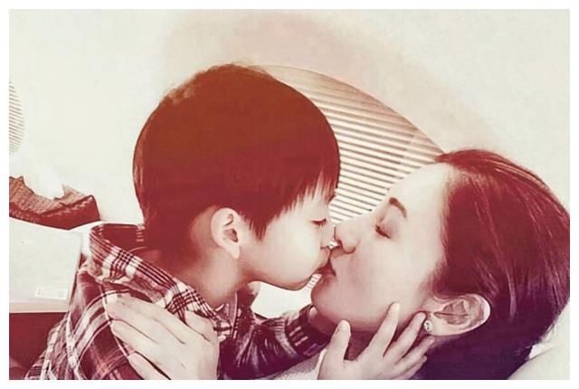 李嘉欣|李嘉欣穿透视裤陪儿子逛街，网友回应：衣着过于暴露，难免被指责