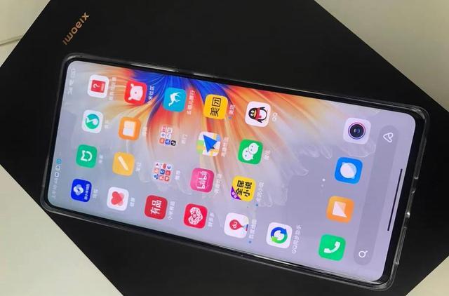 雷军发力清仓,屏下摄像头+120W快充,陶瓷旗舰从5799跌至3579元
