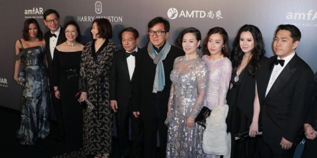 香港|何超琼跟甘比合照,这个站在C位的男人才是“大人物”,他是谁?