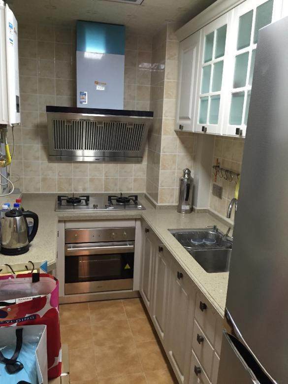 老公只不过在厨房装了一个隔板，没想到楼上楼下的人都争着过来看！