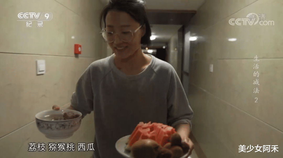 中国“断舍离女孩”火上央视!88㎡仅6件家具,吃饭靠“以物易物”!