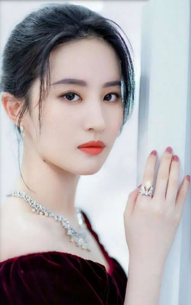 浓妆 脸上有这5个特征的女人，常被称为“精致脸”，浓妆素颜都好看