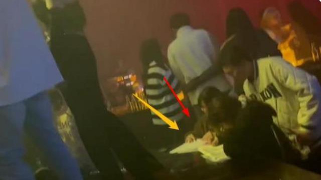 |高中生在夜店做试卷，网友丝毫不留情，直接评论：你打算上大专？