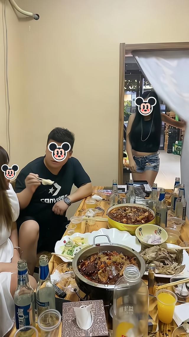 男子和姐姐吃饭,喂她吃饺子凑巧被女友看到,女友拿酒往他脸上泼