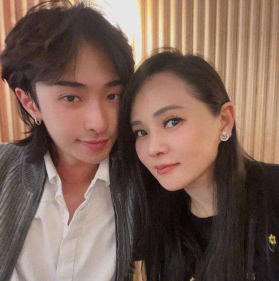 伊能静|伊能静儿子穿女装，裸上身妩媚妖娆，眼神勾人比妈妈还有女人味