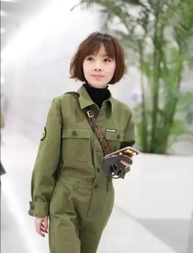 鲁豫 鲁豫近照曝光,穿连体服少女感十足,满脸胶原蛋白