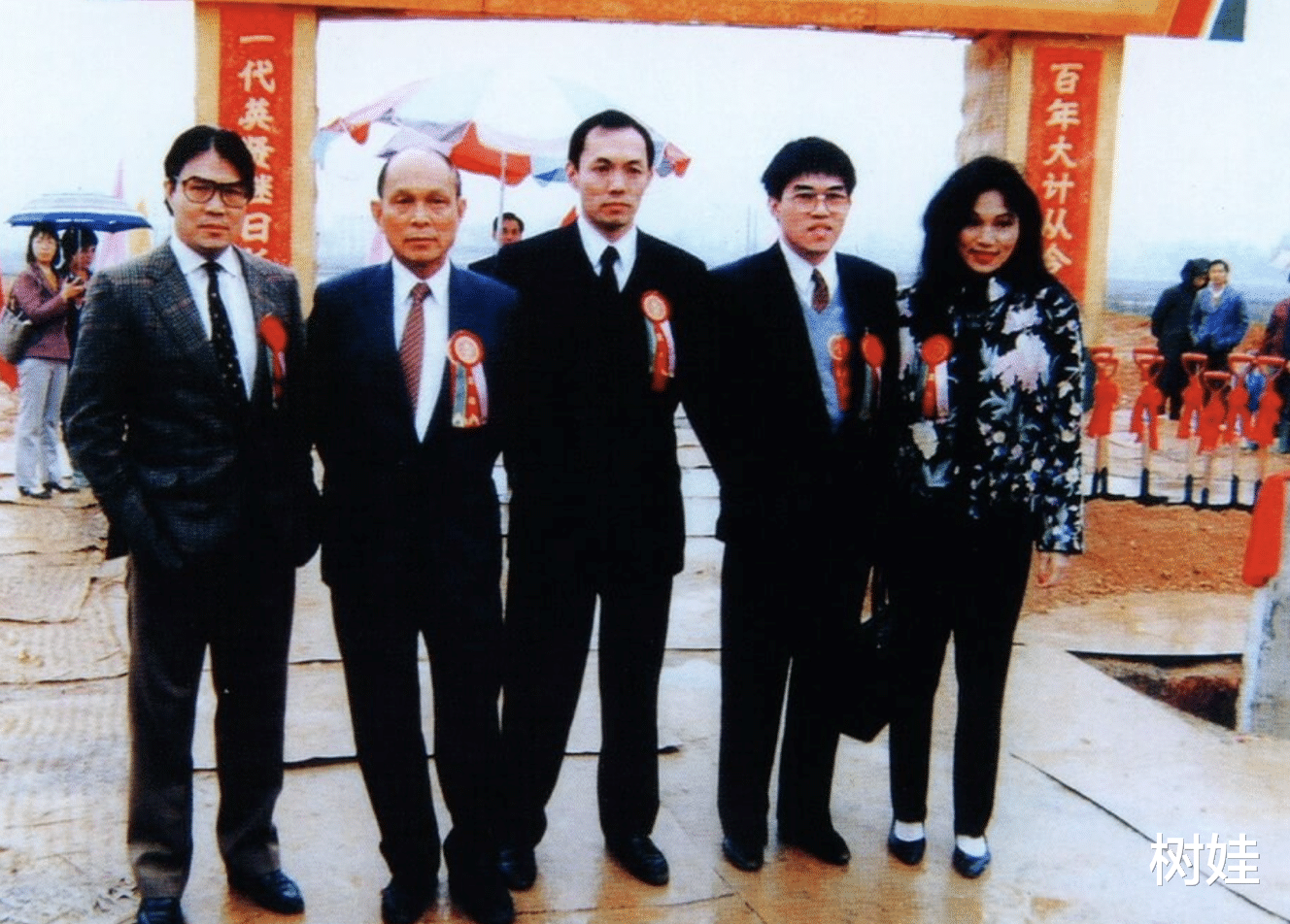 霍英东|霍英东二房儿子曝母亲现状,住95平米房子,每月写欠条向长房要钱