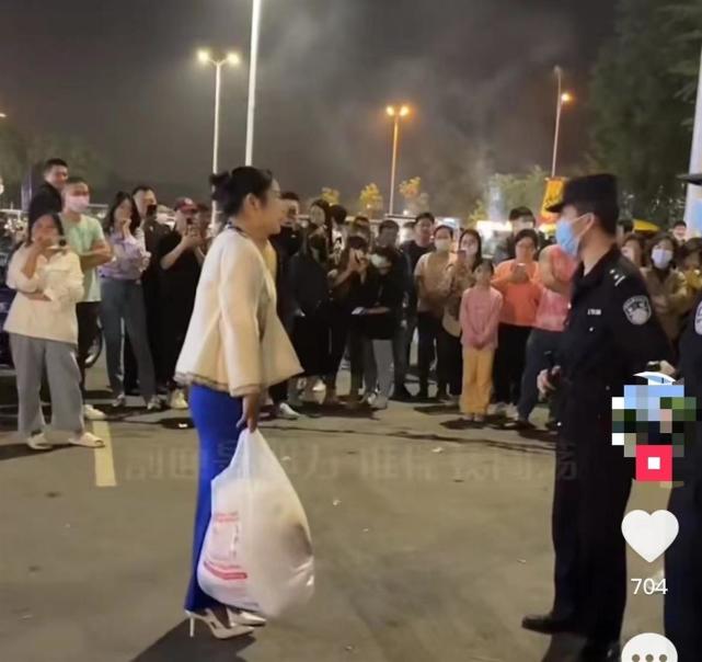 女子卖奶茶因穿着性感被举报,为什么网友说喜欢“炒粉姐”?