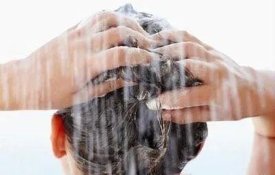 头皮屑 头发隔多久洗一次最好？很多人都做错了，难怪头发掉得越来越厉害