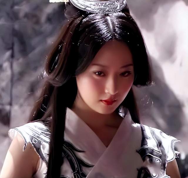 白冰|被称“京城四美”,巅峰时恋爱脑闪婚,今36岁独自带娃成单亲妈妈