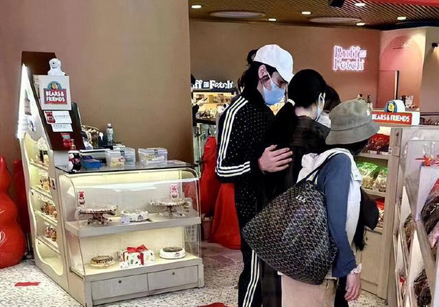 浮图缘|网友香港偶遇向佐一家逛街 郭碧婷戴口罩打扮低调