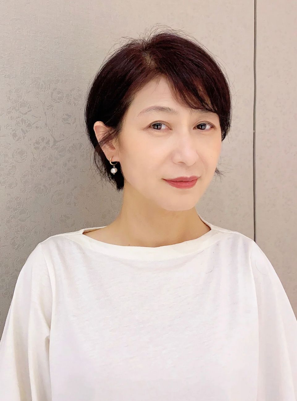 发型 女人到了50岁发型决定气质，3款“大妈发型”要记得避开，太显老