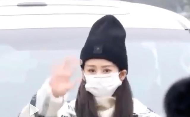 张小斐|春晚第二次联排：张小斐外套过万，朱一龙穿校服，宋茜像肉松面包