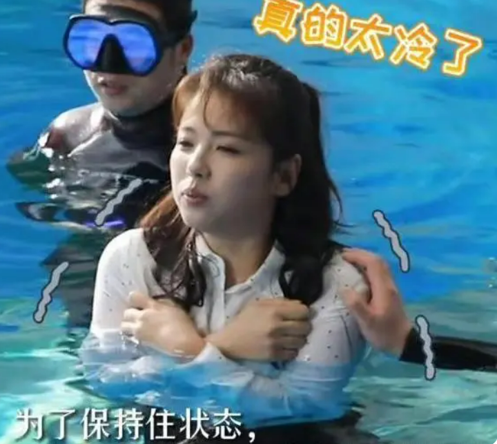 闫妮|闫妮大冷天拍戏露长腿，裙子开叉太高冻得慌，旁边助理负责穿衣