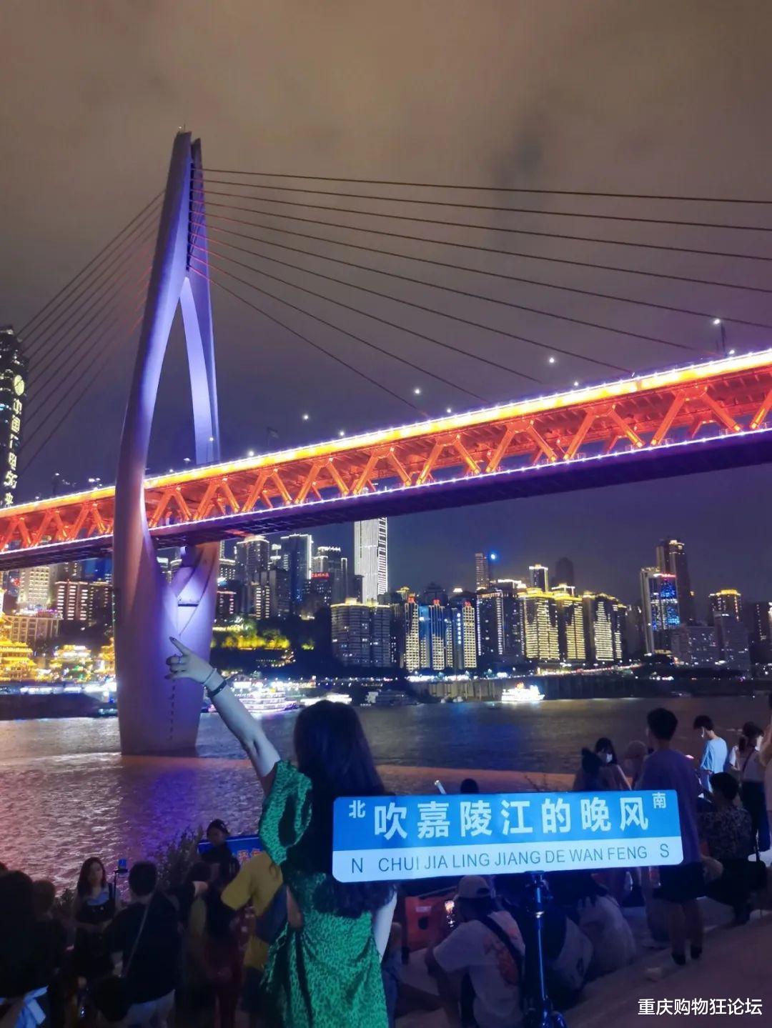 洪崖洞|洪崖洞过气大剧院崛起了？现在流行人山人海半夜看江……
