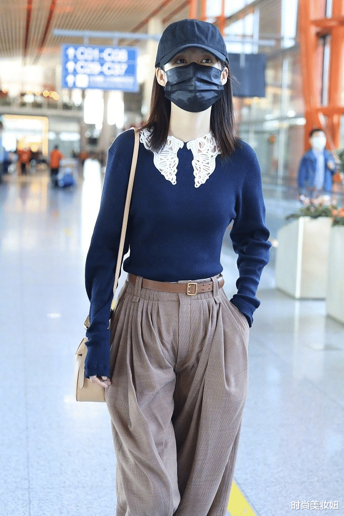 李沁|李沁身材好又会穿，针织衫+拖地阔腿裤，时髦不说还显腿长