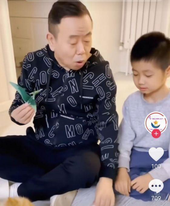 潘长江|65岁潘长江玩滑梯,背书包打扮幼稚,表情浮夸遭网友吐槽