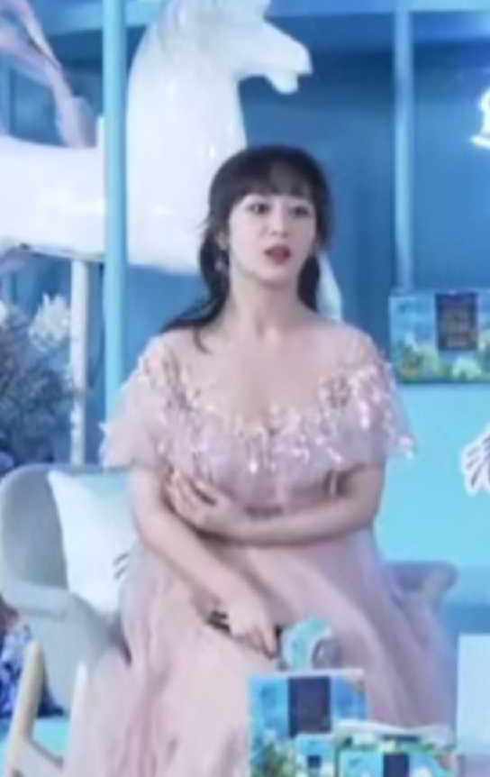 赵宝刚|杨紫最新路人照曝光，发福圆润像缩小版贾玲，精修生图胖若两人