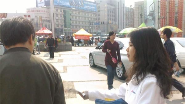 情侣|香港情侣龟缩于5平米廉租房的一幕,不得不撕开穷人的“脸皮”