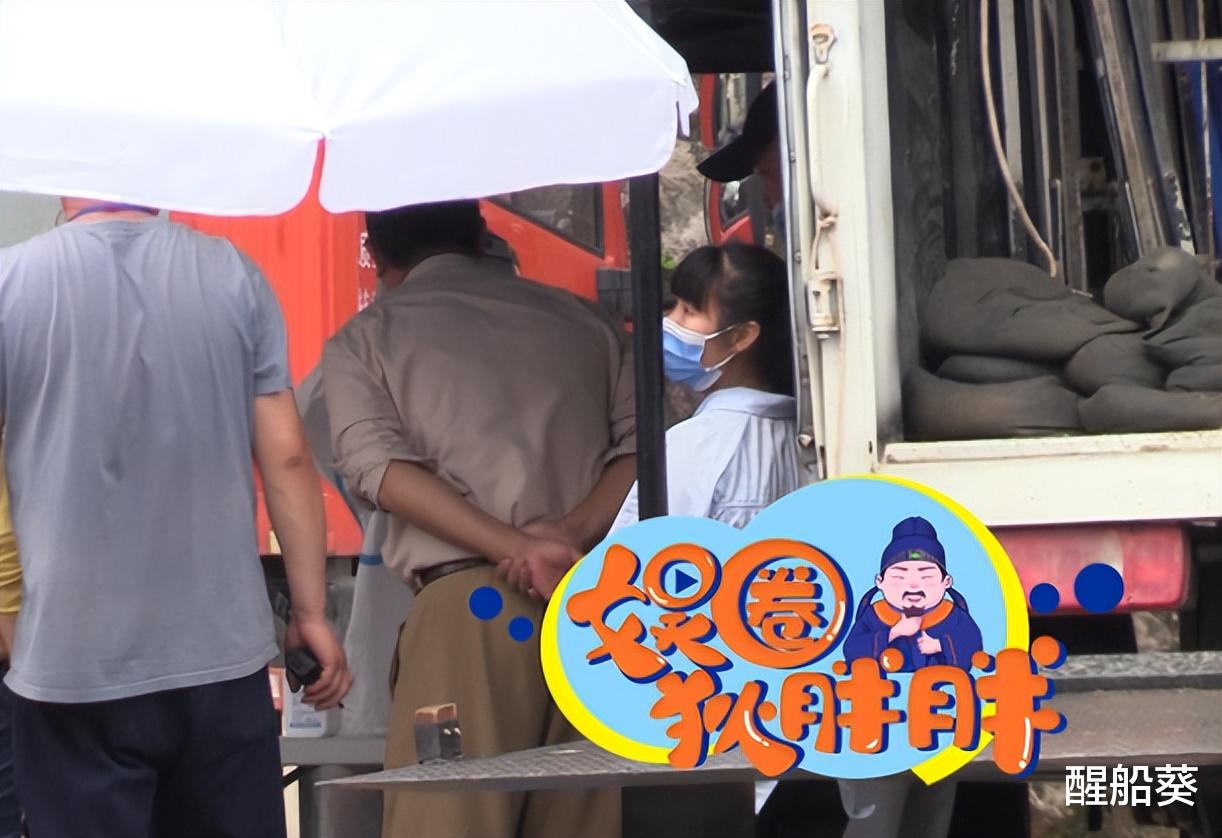 张嘉益|52岁张嘉益做核酸被拍，头发稀疏大肚腩十分突出。