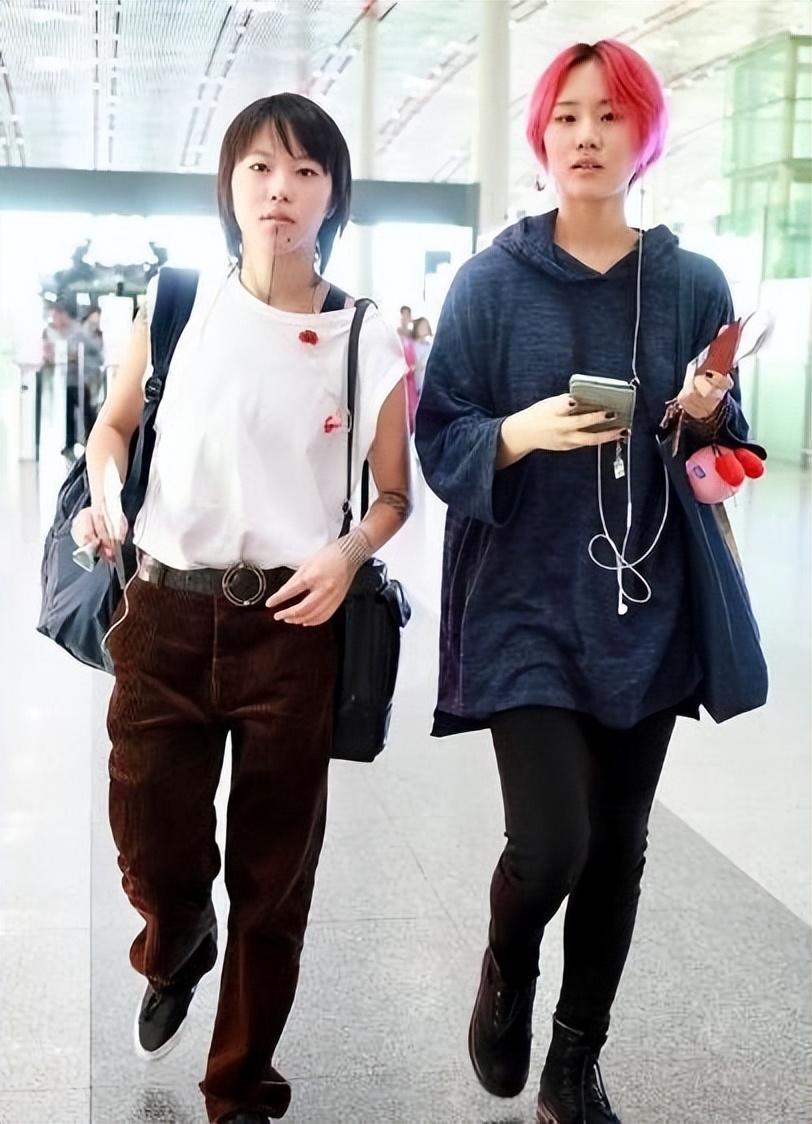 窦唯|窦唯塌房了?20岁女儿疑与男爱豆街头拥吻,手上纹身一模一样