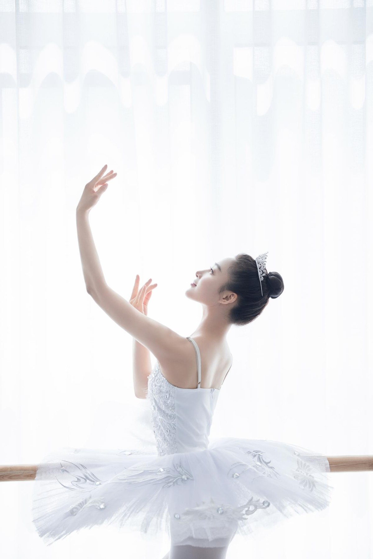 孙嘉璐|孙嘉璐随意一个踢腿动作，尽显芭蕾舞功底，气质优雅太耀眼