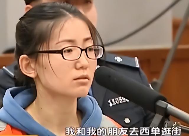 豪车女司机拖拽收费员致死,连累父亲被判刑,怎么回事?