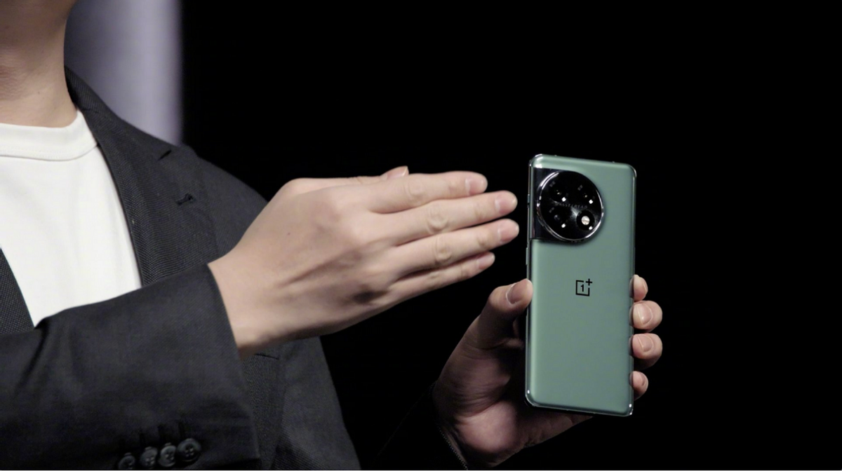 |只有一处瑕疵!一加11跻身顶级旗舰下最强旗舰,3999元起