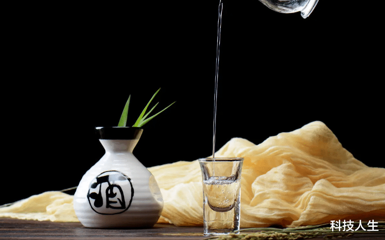 揭开白酒界的“遮羞布”:与名酒“攀亲戚”就成高档货,别被骗了