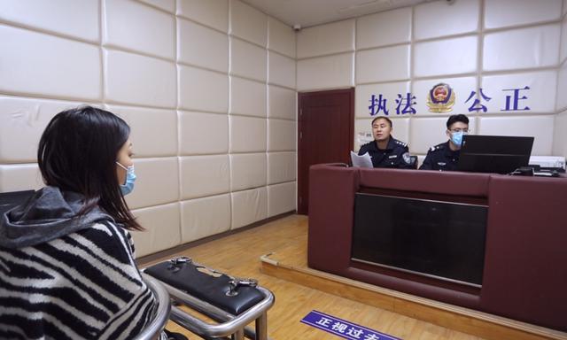 二维码|扫码送礼物?诈骗二维码借机偷发到你的微信群,有人因此被骗三万多