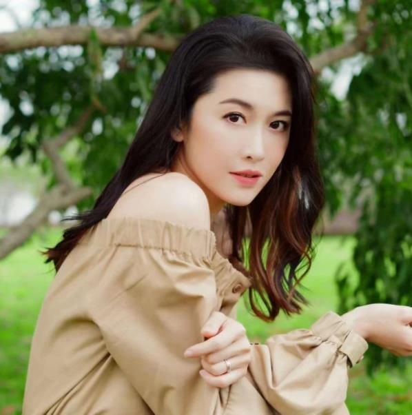 明星素颜|43岁港星周励淇晒素颜照，肤质好到像会发光，被赞保养得宜