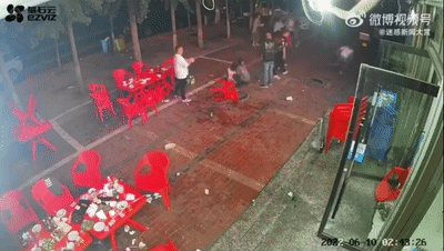 唐山女生被打事件登上热搜,公共场合施暴者为何胆大包天?惹全民众怒!