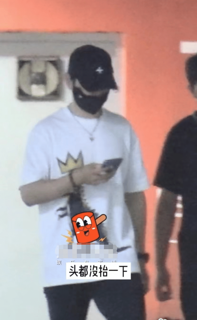 黄晓明|黄晓明带娃被偶遇！扛着小海绵逛环球影城，小海绵探头探脑太可爱