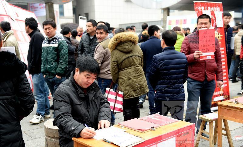 招聘|45岁保姆坦言：雇主每月给我9000工资，却要求我每天给他洗脚