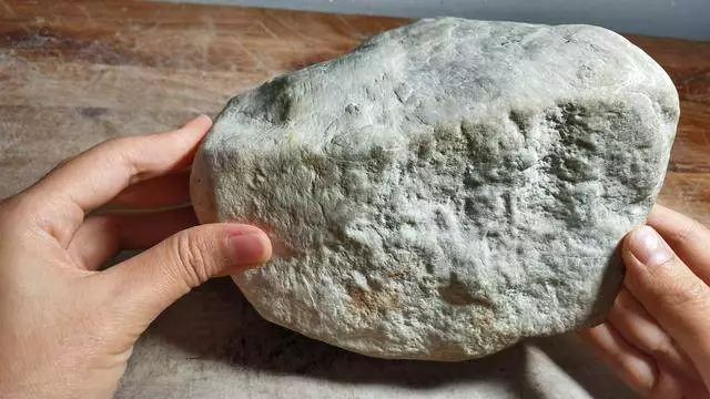 翡翠|5000买的木那翡翠赌石，一刀下去就变成了30万？
