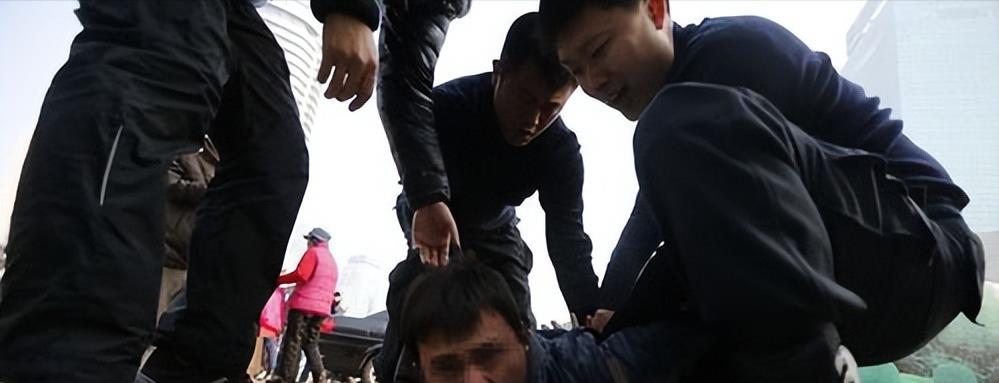 入室贼鼠纷纷落网,几个破门盗窃团伙被擒,过程大快人心