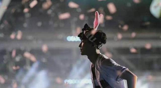 张艺兴|亮相十周年，张艺兴空降粉丝群，微博炸了