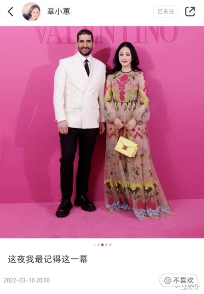 章小蕙|58岁章小蕙穿花裙现身时装秀，同框网红气质不输，长居内地太滋润