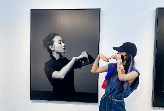 杨幂|杨幂为刘诗诗送生日祝福，晒爬山合影