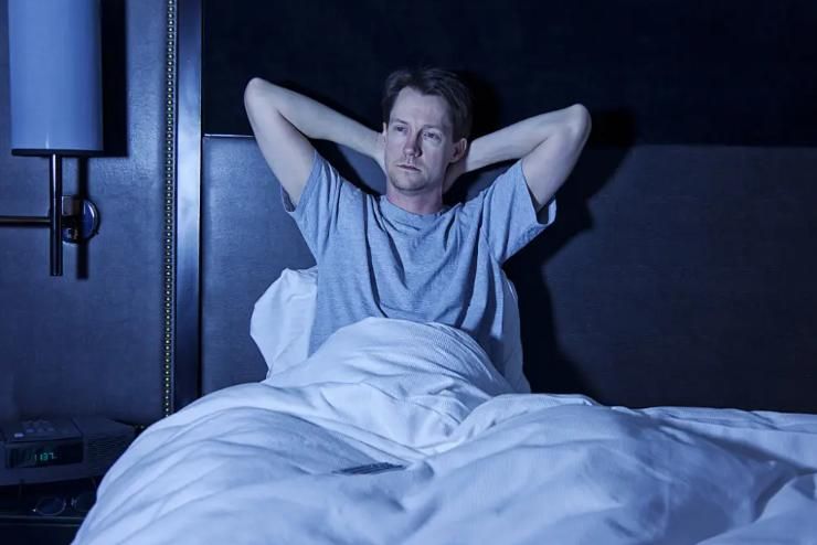 失眠|睡觉时尽量把脚露在外面,有什么作用?医生:常失眠,或与肝有关