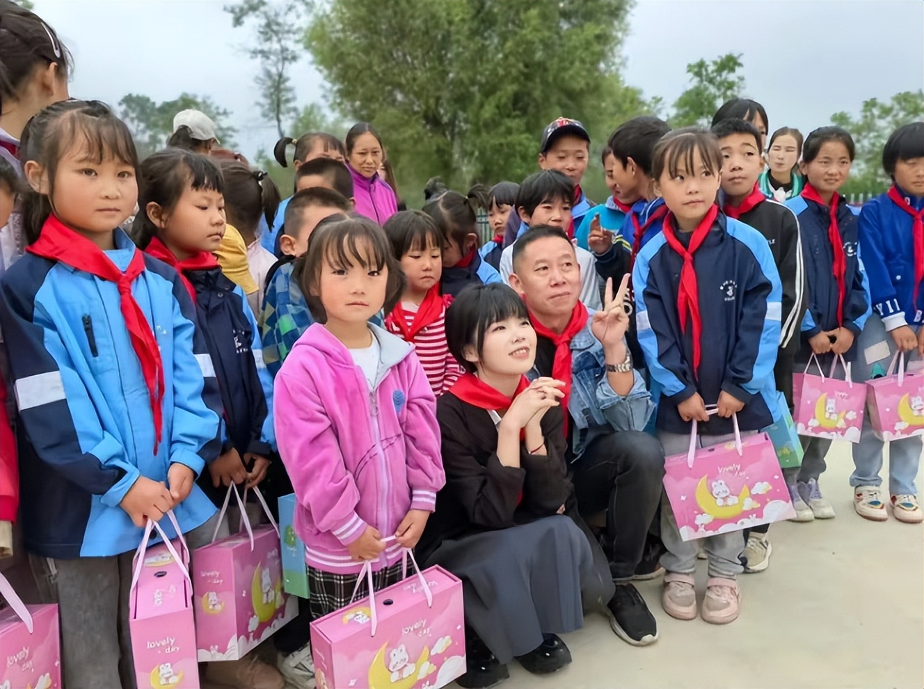 姐姐|孙卓的“穿搭”发生变化，和家人合照流出，原来都是姐姐的功劳