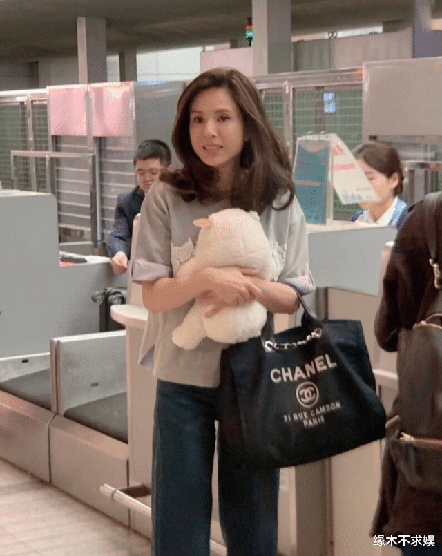 李若彤|55岁的李若彤真实状态如何？看到生图，网友：有点意外，但能理解