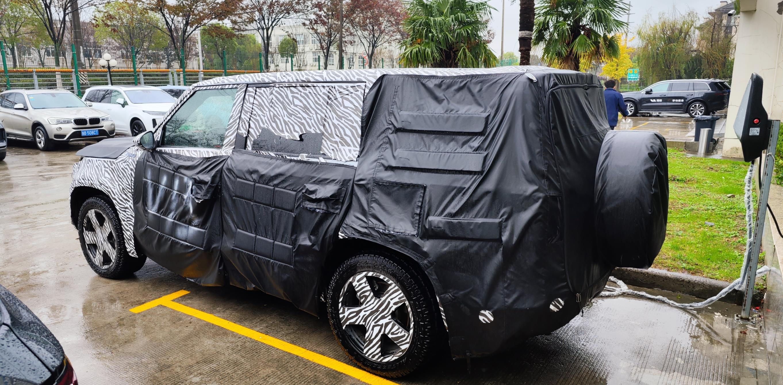 新车 |“撞脸”路虎卫士？洛轲汽车硬派SUV谍照曝光，搭载增程系统