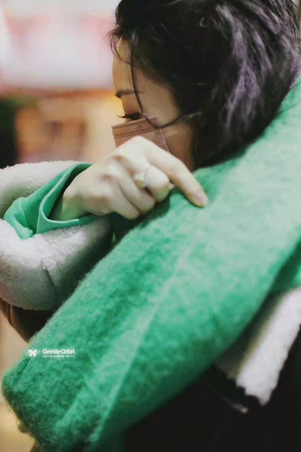 刘亦菲|太红也有烦恼!赵丽颖穿皮袄运动裤上班被围拍,肉手挡脸可爱爆棚