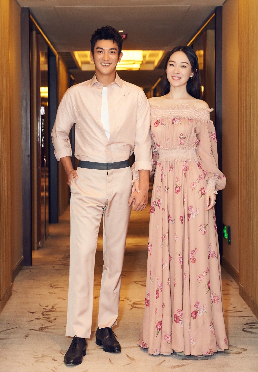 |?  霍思燕在杜江身边也依旧打扮性感，一身黑纱裙还戴两根项链。