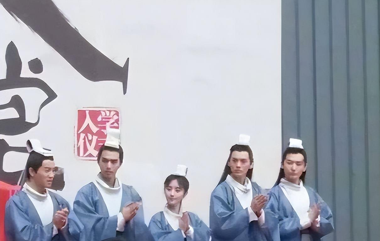 恨天高|4位小个子女星,踩凳子、穿恨天高,路拍才是真实身高